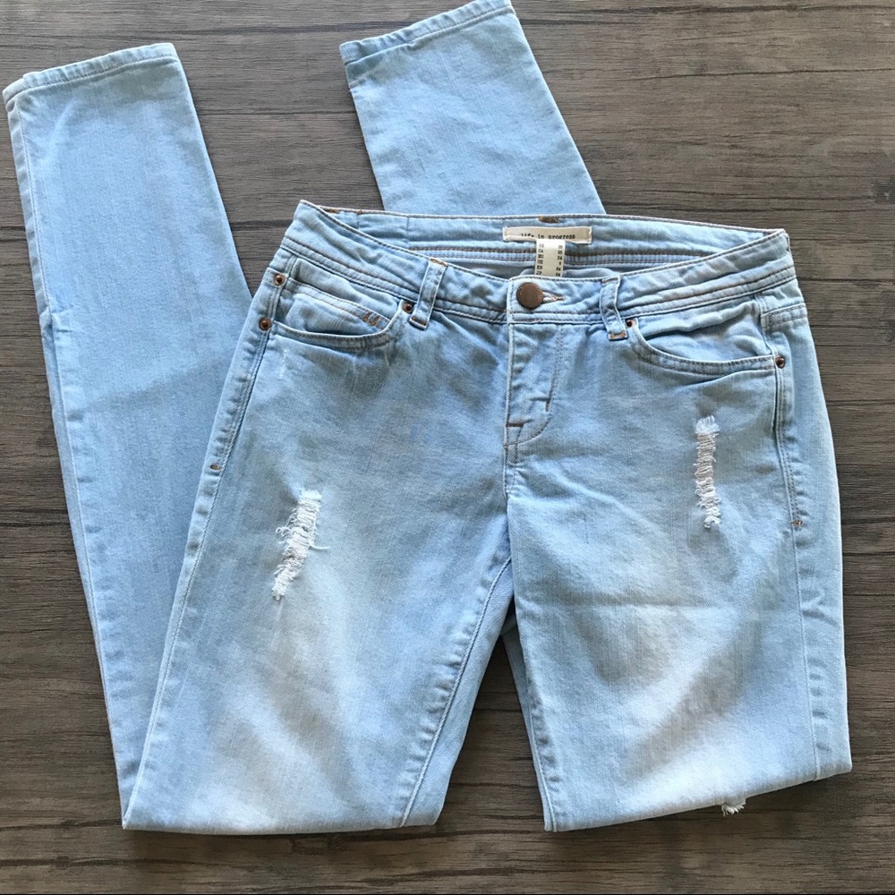 DISTRESSED SKINNY JEANS